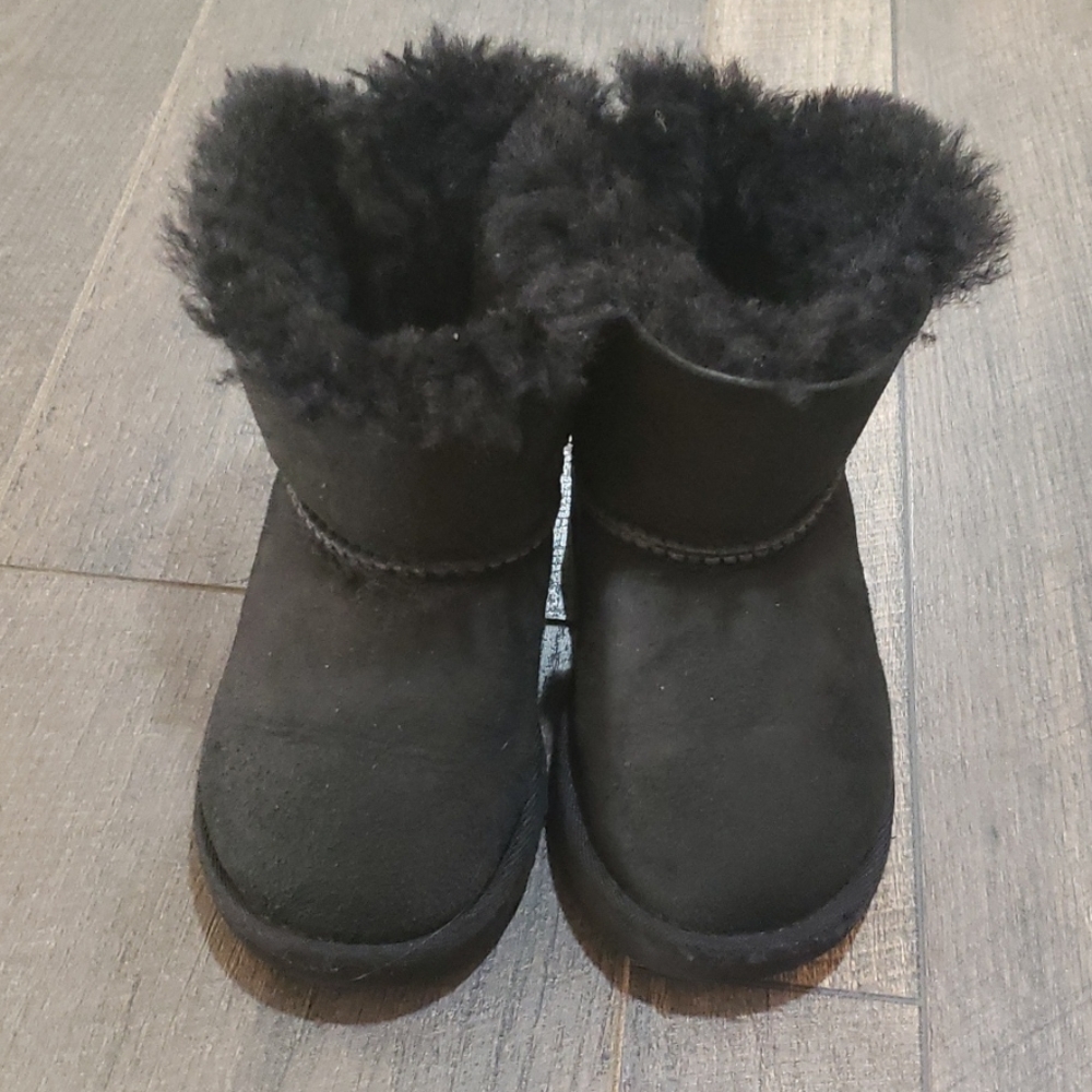 Toddler girls Bailey Bow Uggs sz 9